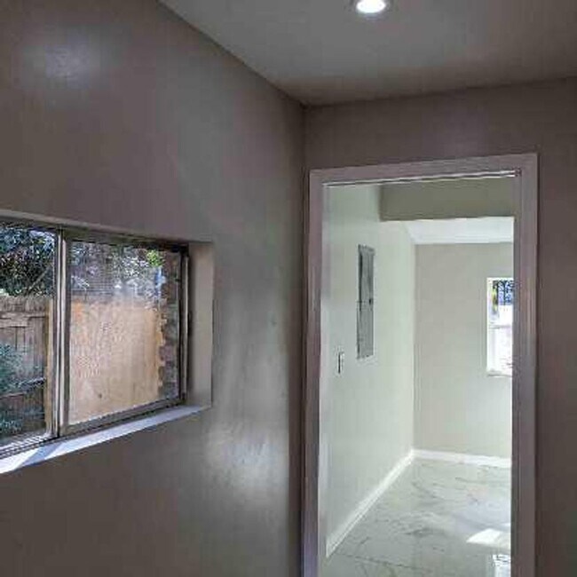 Building Photo - Brick Home 3 bed 2 bath