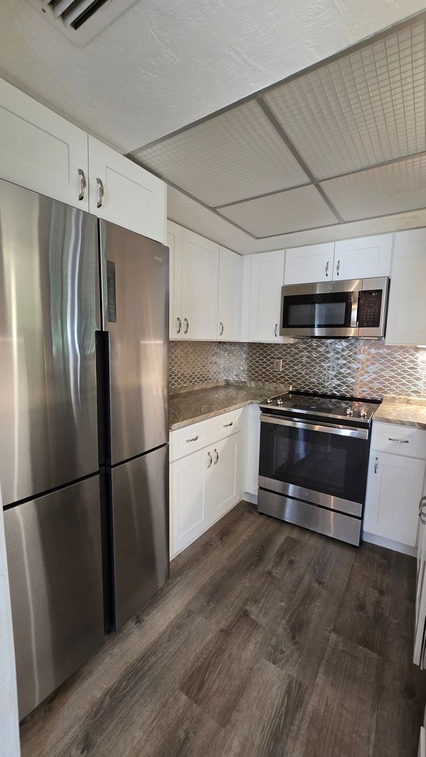 Building Photo - 3 bedroom 2 bath 2nd floor condo