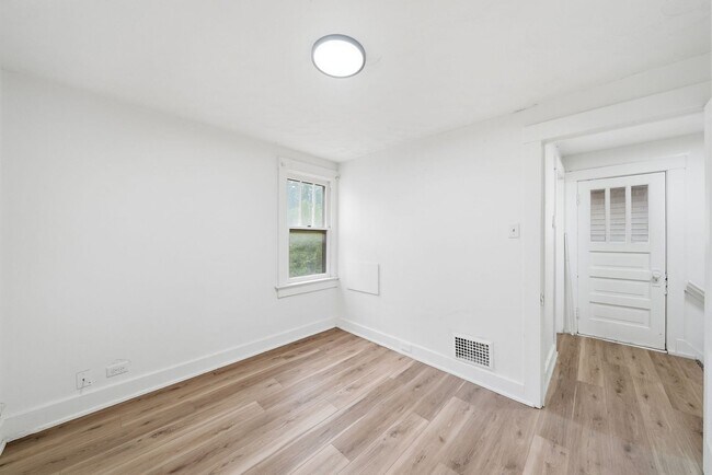 Building Photo - 1211 Emily St