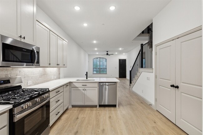 Building Photo - 7043 Granbury Ln