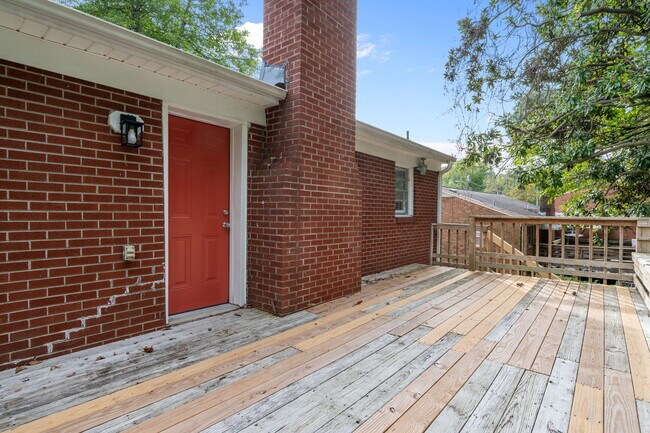 Building Photo - 2405 Jefferson Dr