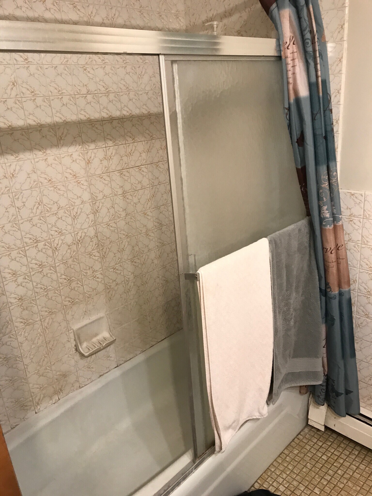Tub/shower in main bathroom - 2233 5th Ave, NE
