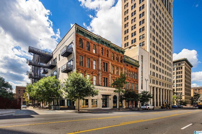 Building Photo - 2015 1st Ave N