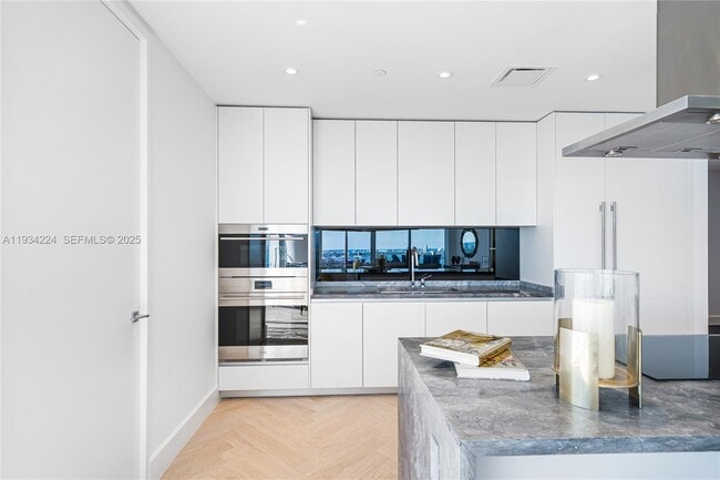 Building Photo - 700 NE 26th Terrace