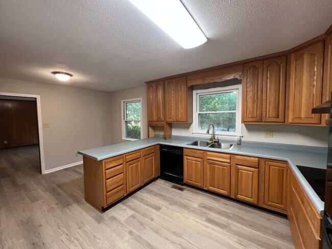 Building Photo - 150 Chinquapin Way