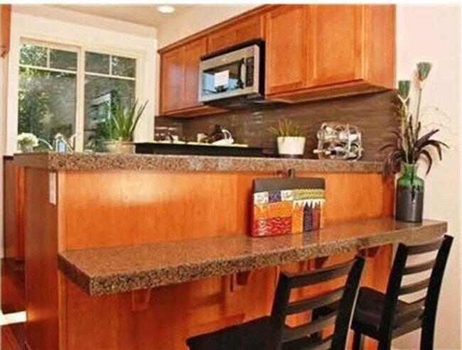 Building Photo - Beautiful townhouse 3 beds 2.5 baths.