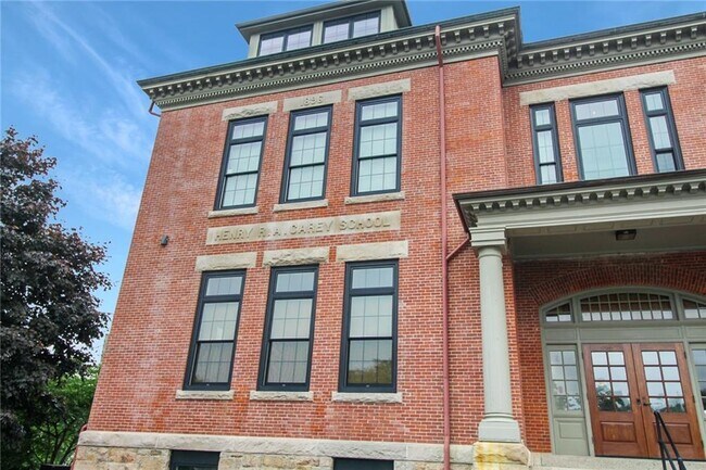 Building Photo - 32 Carey St