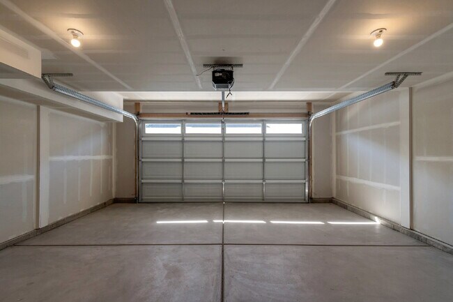 Building Photo - 2 Wks FREE | Modern 3-Bedroom, 2.5-Bathroom Townhome Near Highway 6 and I-15 - END UNIT