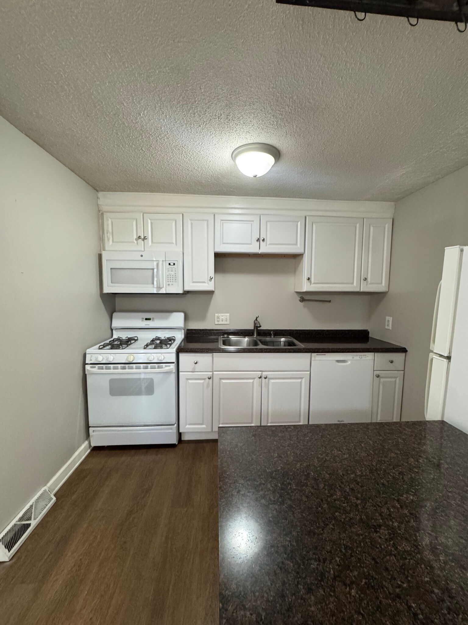 Building Photo - 932 Pius Ln