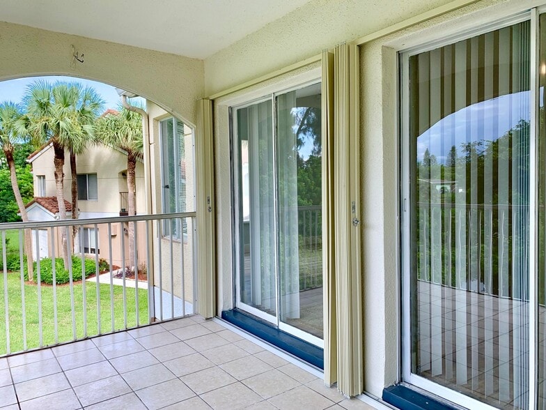 Building Photo - 815 W Boynton Beach Blvd