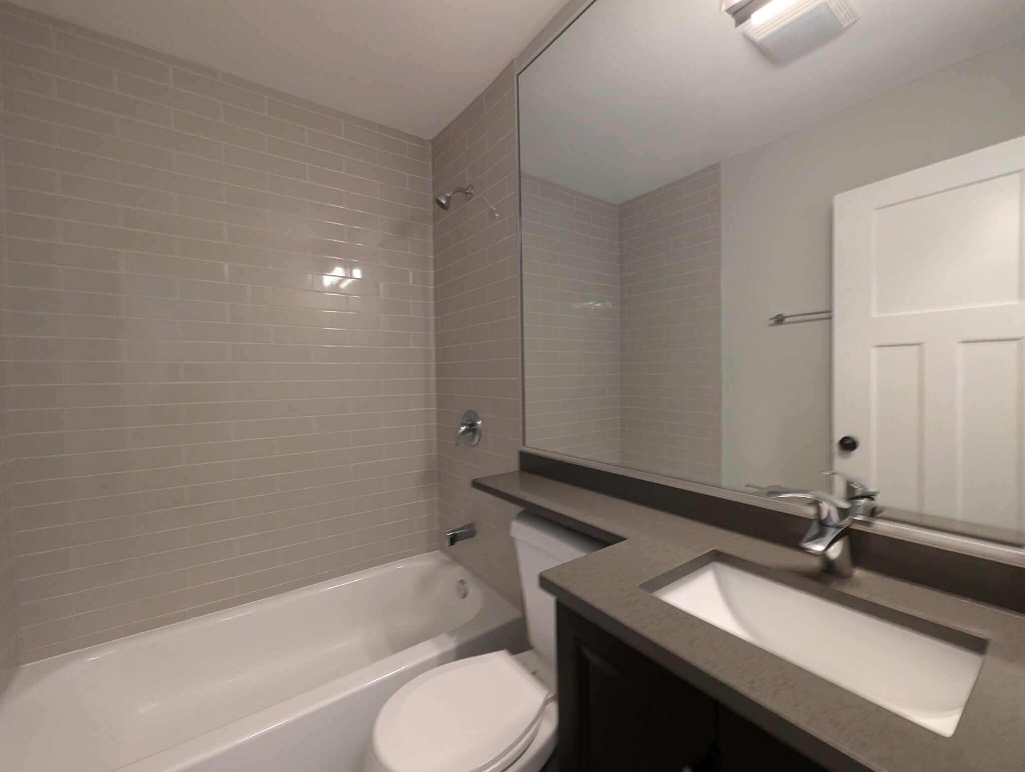 Building Photo - 542 W Surf St