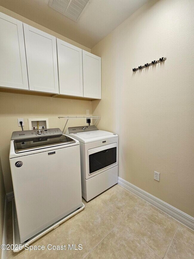 Building Photo - 590 S Banana River Dr