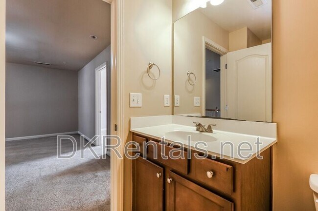 Building Photo - 6685 Story Cir