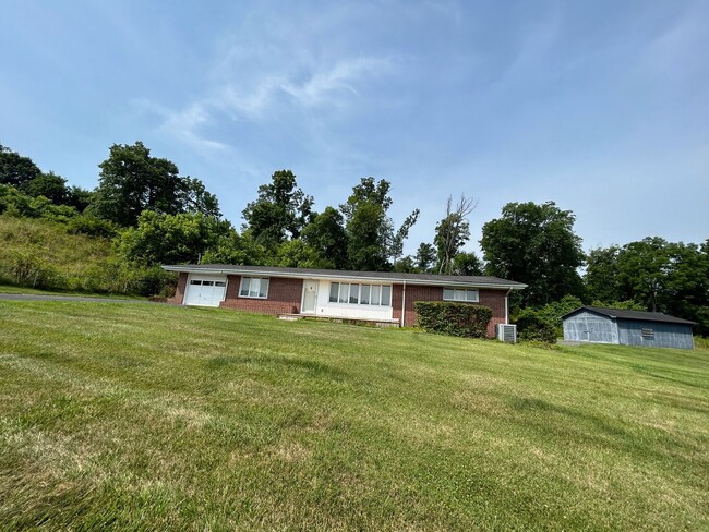 Building Photo - 3 Bedroom / 2 Bath Brick Home  Kingsport, TN