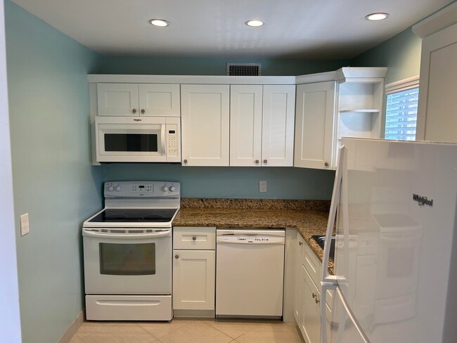 Building Photo - 705 Lori Dr