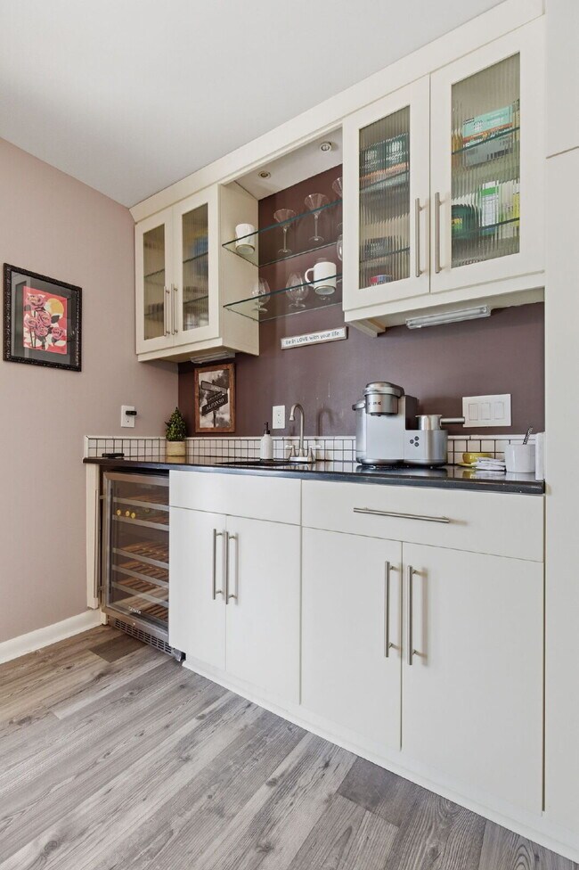 Building Photo - Charming 3-Bed Oasis with Scenic Waterfront Views and Pool 15 minutes from Downtown Nashville