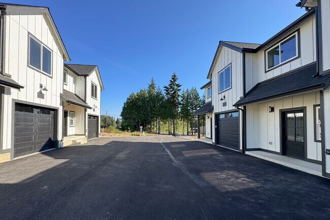 Building Photo - 1104 W Lauridsen Blvd