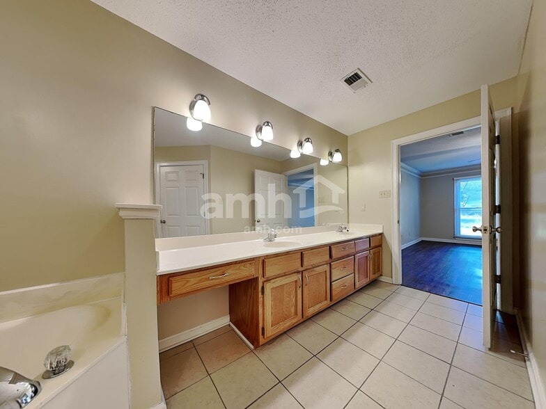 Building Photo - 2366 Carrol Ridge Ln