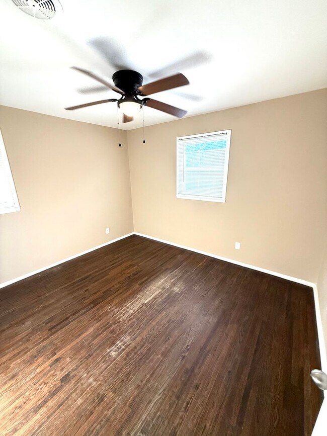 Building Photo - ** 3 Bed 1.5 Bath located off Zelda Road**...