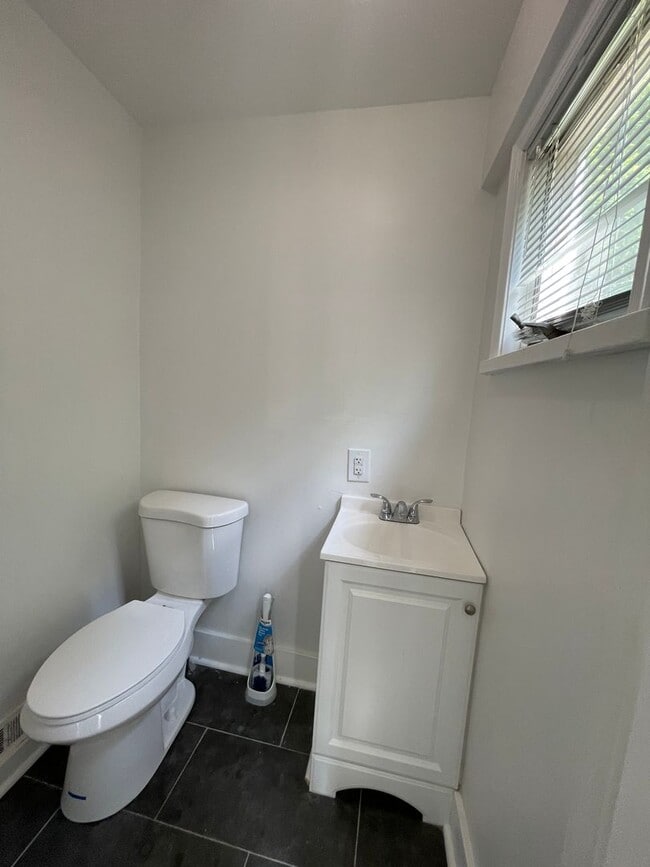 Building Photo - Brand New 5 bedroom 2 Bathroom