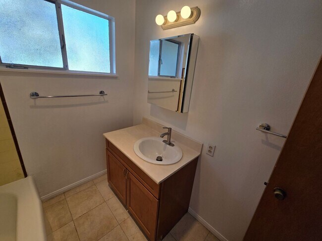 Building Photo - Pacific Beach 2-br House + Garage