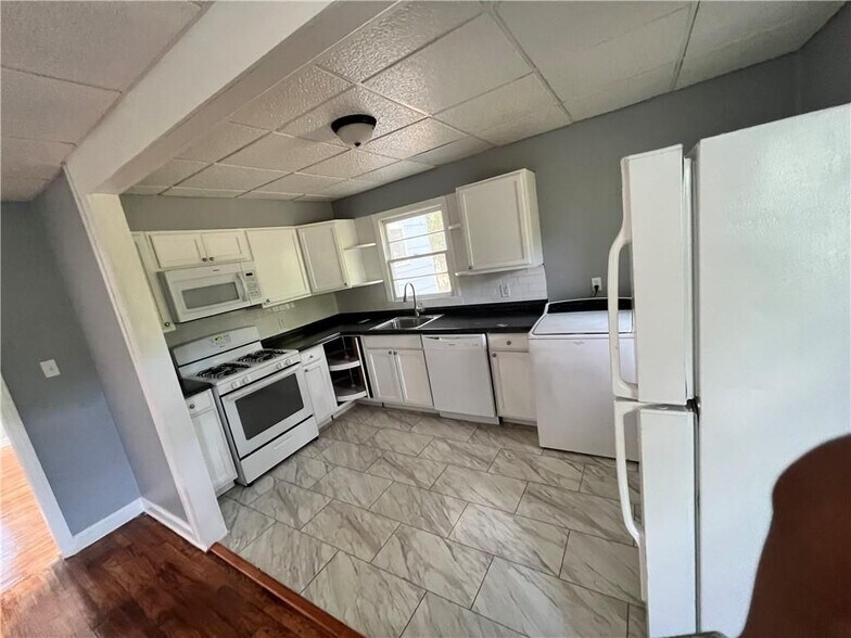 Building Photo - 1540 Burton Ave