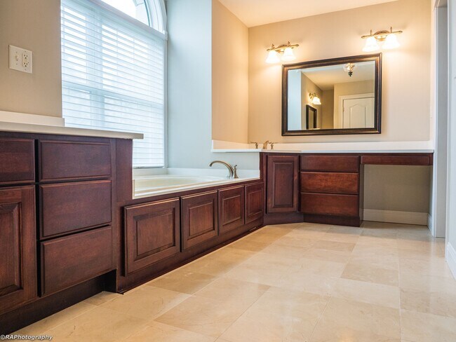 Building Photo - 6 Romano Ct