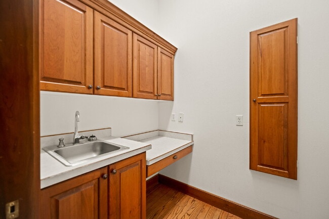 Building Photo - "Spacious 4-Bedroom, 4.5 Bathroom 4792 sq. ft. Retreat with Scenic Views and Cozy Fireplace in St...