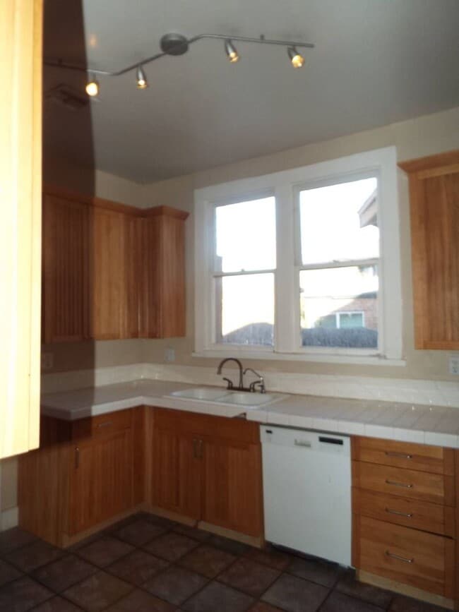 Building Photo - Historic Beauty 4 Bedroom 3 Bathroom