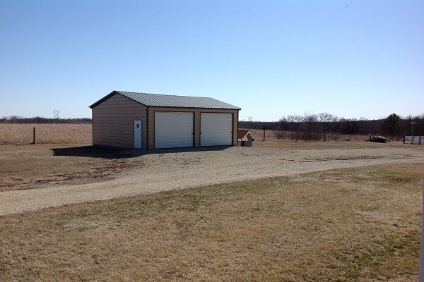 Building Photo - Beautiful 5 bedroom, 3 bathroom Country Home with Barn!