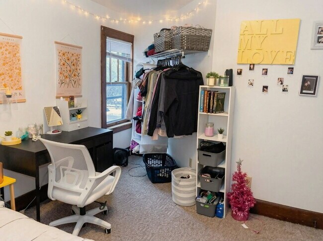 Building Photo - Nice 3 Bed 1 bath close to Water St. and UWEC! Available June 1st