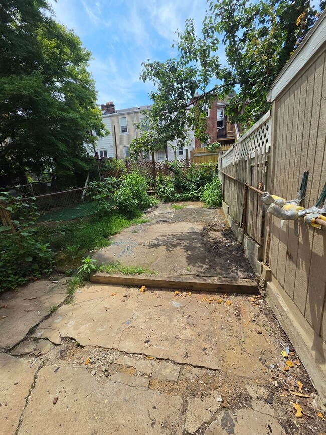 Building Photo - 816 Laufer St