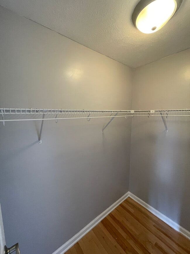 Building Photo - Beautiful custom built 5 bed 4 bath home with finished basement ready for you to move-in!