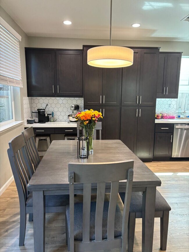 Building Photo - Newer 4 bedroom 2.5 bathrooms Available May 16th