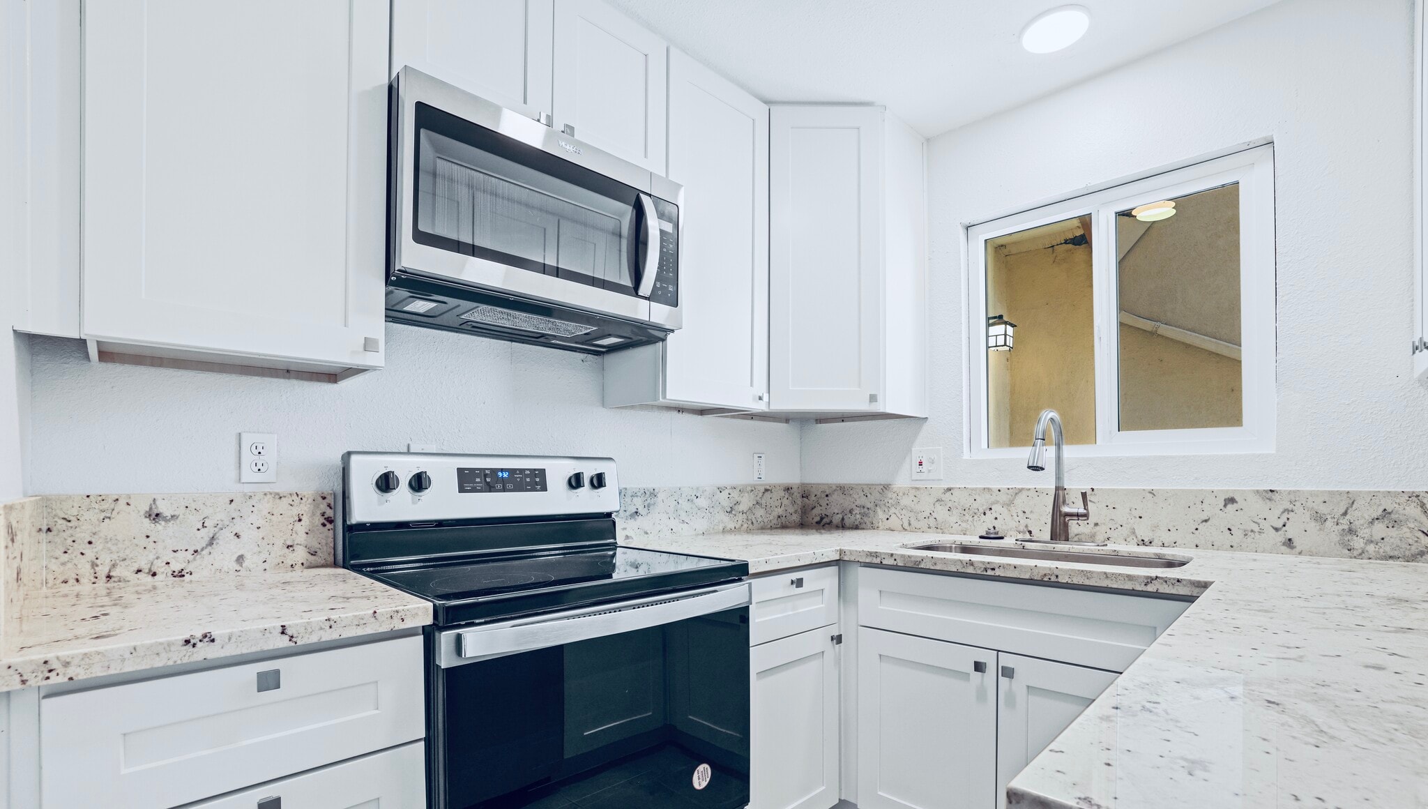Kitchen with Shaker Cabinets, Granite Countertops & New Appliances - 1305 Sylvan Meadows Dr