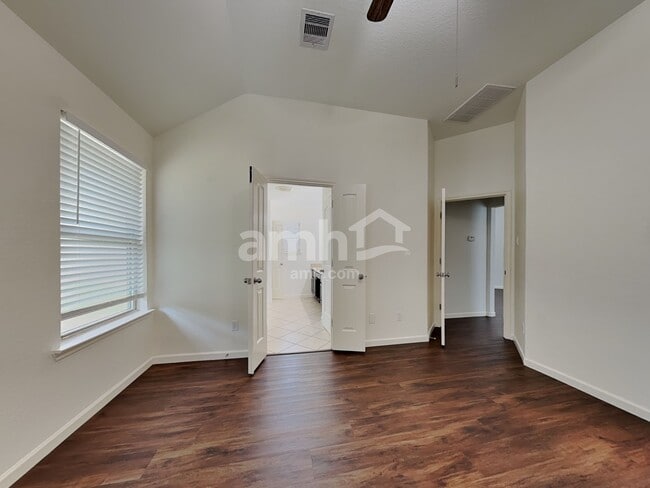 Building Photo - 232 Country Crossing Cir