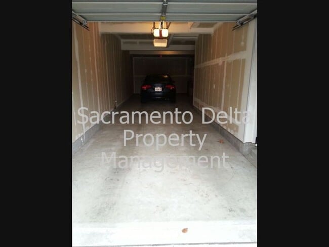 Building Photo - Adorable 3 bedroom 2.5 bath Home