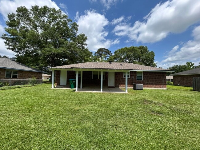Building Photo - Great home in a Great Denham Springs Location
