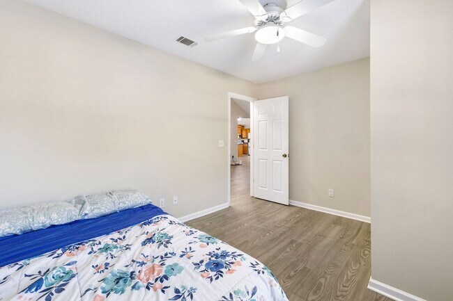 Building Photo - No HOA! Large Lot!