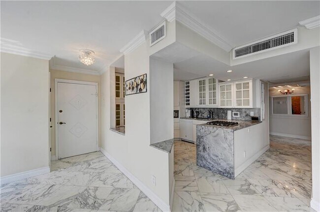 Building Photo - 2030 S Ocean Dr