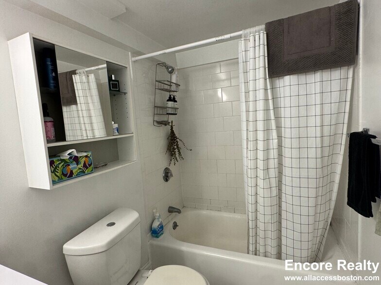 Building Photo - 17 Fairbanks St