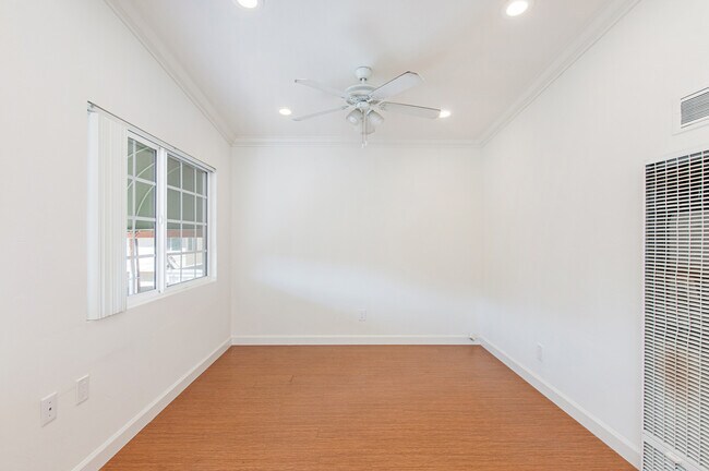 Building Photo - 2BD/1BA APARTMENT IN CROWN POINT! - 2 BLOCKS TO SAIL BAY! - $3,995/mo!