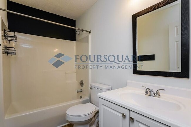 Building Photo - Townhome | Washer/ Dryer Included | Privat...