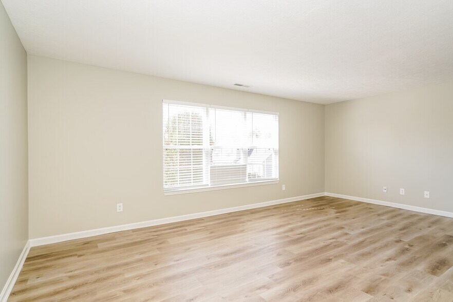 Building Photo - 729 Tulip Ln