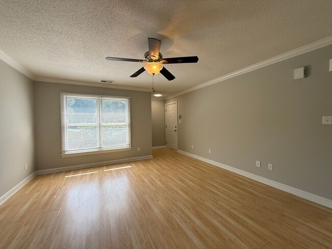 Building Photo - Spacious Two Bedroom, 2nd Floor Condo with Private Balcony. SHOWN BY APPOINTMENT ONLY!