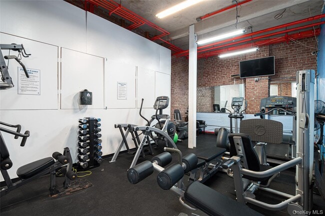 Building Photo - 633 Old Post Rd