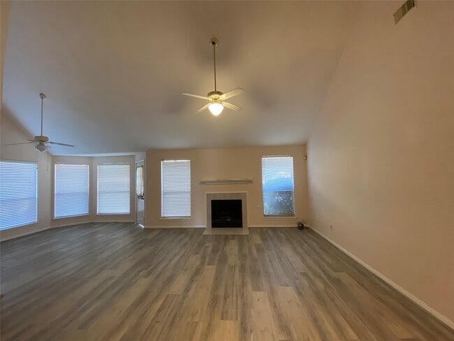 Building Photo - 215 W New Meadows Dr