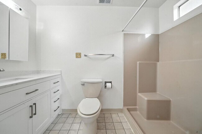 Building Photo - Large 2 Bedroom Home