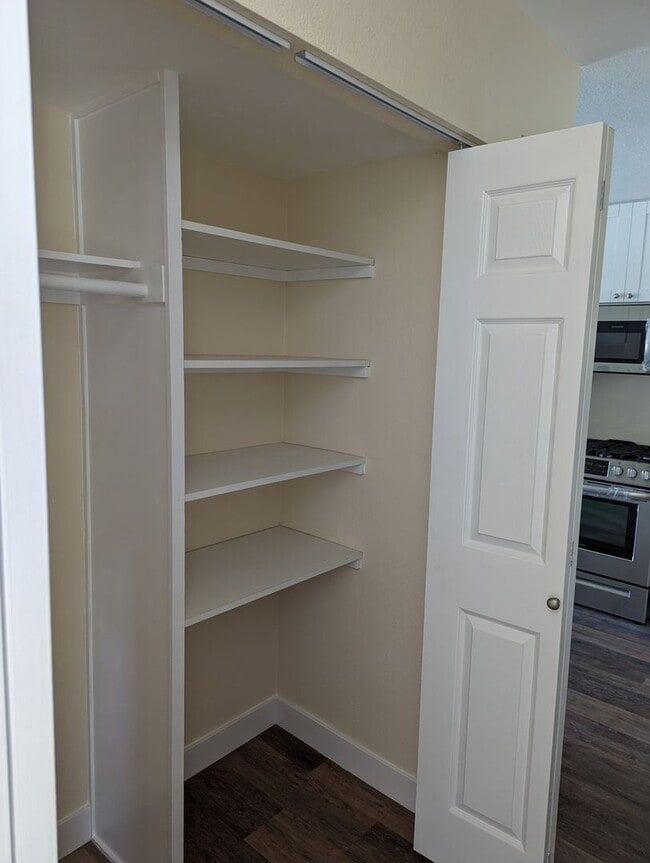 Building Photo - Upgraded 2 Story 2 Bed/1.5 Bath Condo