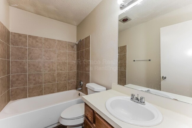 Building Photo - 5853 Shadydell Dr